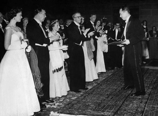 Albert Camus recibiendo el premio Nobel